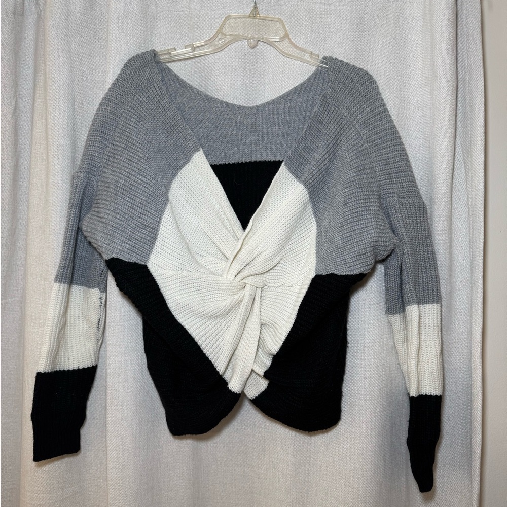 Main Strip Gray and Black V-Neck Sweater with Colorblock Design